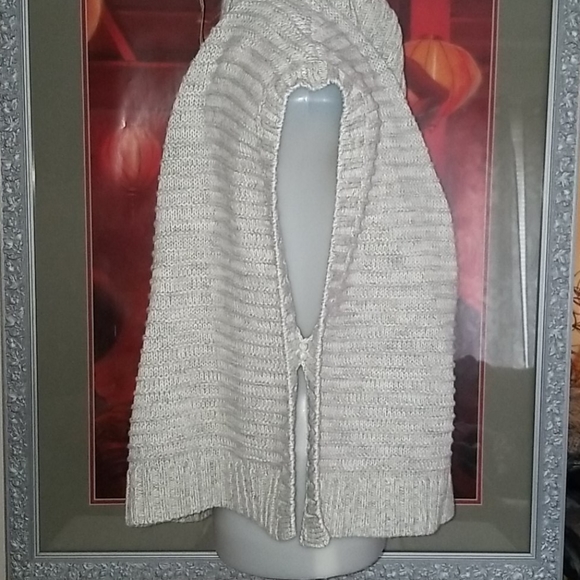 Girls poncho. - Picture 2 of 4